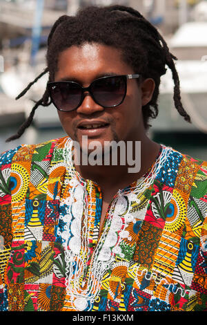 Cool aussehenden schwarzen Rastafari Mann mit Dreadlocks Ray - Verbote Stockfoto