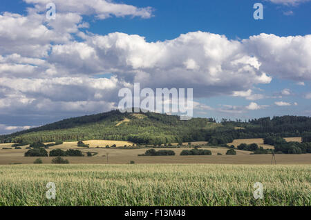 Dramatischer Wolkenhimmel über Mount Sleza niedriger Schlesien Zobtenberg Nieder Schlesien Stockfoto