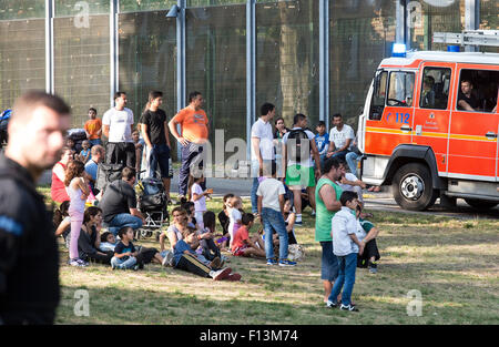 Berlin, Gremany. 26. August 2015. Anwohner sehen Feuerwehr kämpft gegen Flammen auf dem Gelände eines ehemaligen Krankenhauses in Berlin, Gremany, 26. August 2015. Ein Feuer brach in der Turnhalle der ehemaligen Karl-Bonhoeffer-Nervenklinik psychiatrischen Klinik am Nachmittag 26 August. Teile des Geländes wurden als potenzielle Auffangeinrichtung für Flüchtlinge berücksichtigt. Asylbewerber haben an dieser Stelle für eine längere Zeit gelebt. Foto: BERND VON JUTRCZENKA/Dpa/Alamy Live-Nachrichten Stockfoto