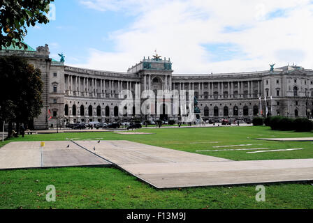 Die Hofburg in Wien wurde die Heimat von Herrscherfamilien und Führer dieses Landes seit 1279 gewählt. Österreichs Präsident lebt in diesem riesigen Komplex "Flügel," umfasst die Nationalbibliothek, die Schatzkammer und die spanische Hofreitschule. Bau des Palastes erstreckte sich vom 13. bis zum 20. Jahrhundert, so dass es eines der architektonisch vielfältige Gebäude in Europa. Stockfoto