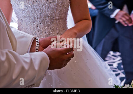 Der Bräutigam, die Platzierung der Ehering am Finger Bräute während der Hochzeits-Service. Stockfoto