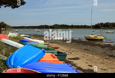 Ruderboote am Ufer bei Ebbe bei Cale De La Garenne, La Garenne, Montsarrac, Sene, Morbihan, Bretagne, Frankreich Stockfoto