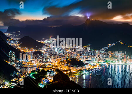 Blick über Rio De Janeiro an einem dunstigen Nacht Sicht vom Zuckerhut Peak. Stockfoto