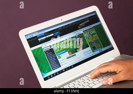 Website vom Paddy Power auf einem Laptop angesehen wird, Stockfoto