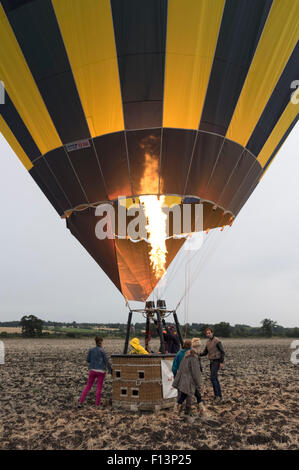 Vorbereitung für den Flug in einem Heißluftballon Stockfoto