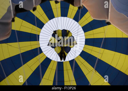 Innenraum von einem Heißluftballon als es wird aufgeblasen wird Stockfoto