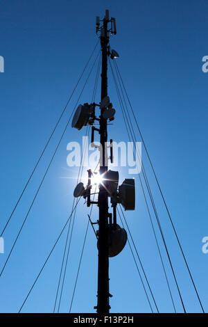 Fernmeldeturm gegen den blauen Himmel. Antennen für Fernsehen, Radio und Mobiltelefone. Stockfoto