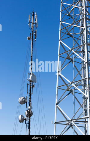 Fernmeldeturm gegen den blauen Himmel. Antennen für Fernsehen, Radio und Mobiltelefone. Stockfoto