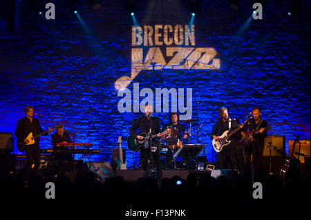 Ehemalige Kinks-Frontmann Ray Davies mit seiner Band auf der Bühne am Brecon Jazz Festival 2015 Stockfoto