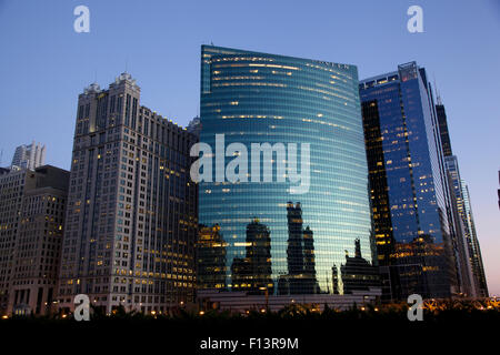 Skyline von West Wacker Drive in Chicago Stockfoto