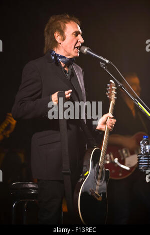 Ehemalige Kinks-Frontmann Ray Davies mit seiner Band auf der Bühne am Brecon Jazz Festival 2015 Stockfoto