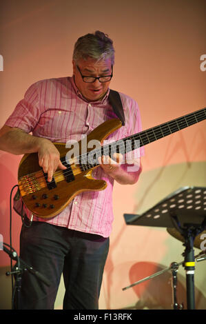 Bassist mit Gareth Williams Power-Trio auf der Bühne am Brecon Jazz Festival 2015 Stockfoto