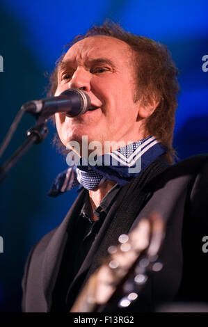 Ehemalige Kinks-Frontmann Ray Davies mit seiner Band auf der Bühne am Brecon Jazz Festival 2015 Stockfoto