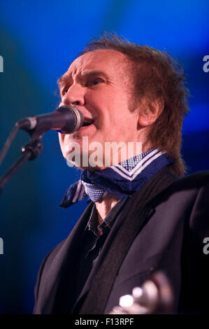 Ehemalige Kinks-Frontmann Ray Davies mit seiner Band auf der Bühne am Brecon Jazz Festival 2015 Stockfoto