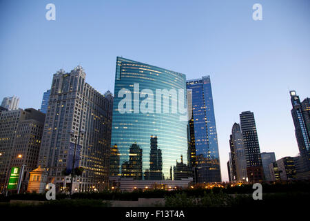 Skyline von West Wacker Drive in Chicago Stockfoto