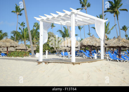 weiße einfache Holzpavillon an einem Strand in den Tropen Stockfoto