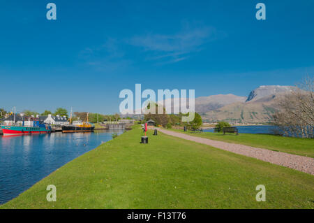 Leinpfad neben Caledonian Canal bei Corpach nr Fort William mit Ben Nevis Highland-Schottland Stockfoto