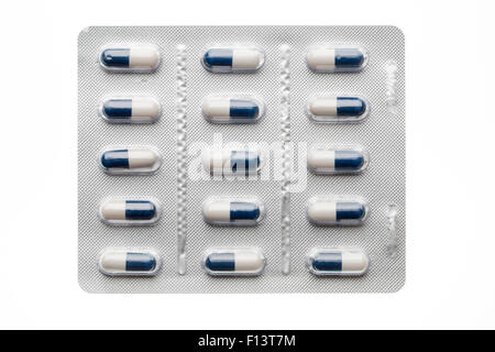 Dunkelblau-Kapseln in Blister Pack Closeup isoliert auf weißem Hintergrund Stockfoto