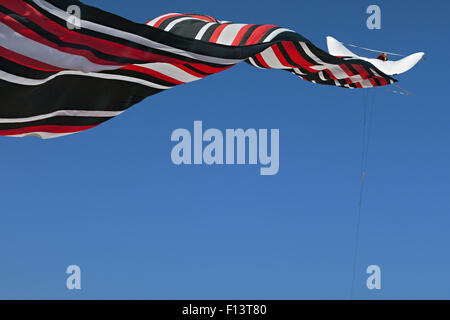 Traditionelle balinesische großen Drachen fliegt hoch in den blauen Himmel während der Kite Fesival. Stockfoto