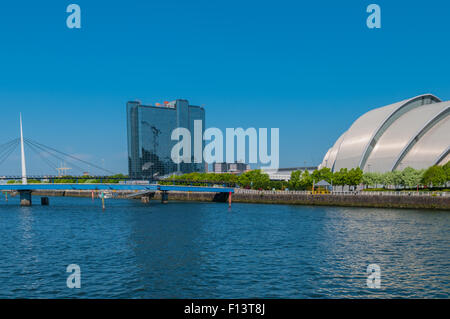 Bell Brücke über den River Clyde-Glasgow mit Crowne Plaza Hotel und Clyde Auditorium Schottland Stockfoto