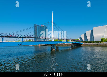 Bell Brücke über den River Clyde-Glasgow mit Crowne Plaza Hotel und Clyde Auditorium Schottland Stockfoto