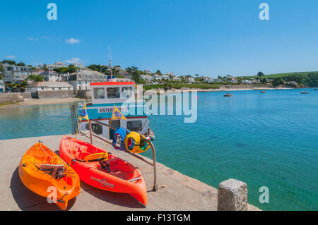 Ausflugsschiff und Seekajaks an St Mawes Cornwall England Stockfoto