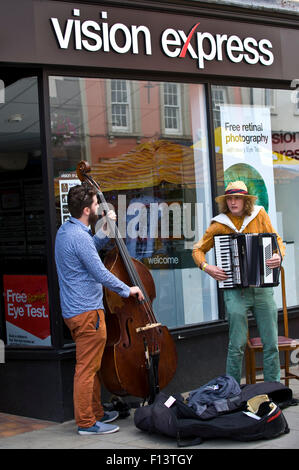 Straßenkünstler auf den Straßen während der Brecon Jazz Festival 2015 Stockfoto