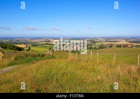 Die Patchwork-Landschaft des Vale of York angesehen von den Höhen der Yorkshire Wolds über Acklam Dorf im August. Stockfoto