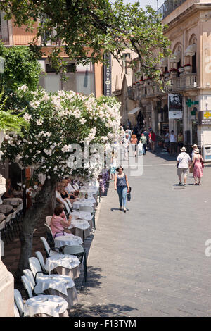Corso Umberto - Piazza IX Aprile Pflaster Restaurant, Taormina, Sizilien, Italien Stockfoto