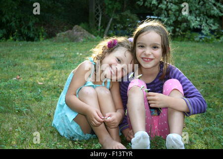 Glücklich Schwestern im Garten. Stockfoto