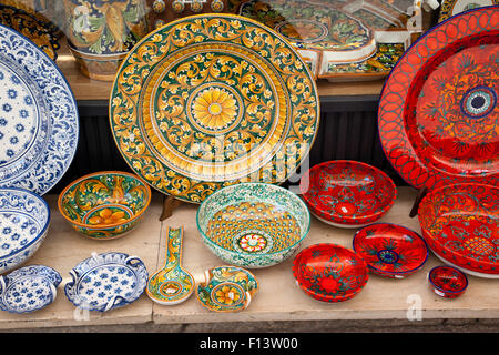 Nahaufnahme von traditionellen dekorativen Keramikplatten und Schalen. Souvenirs aus Taormina, Sizilien, Italien Stockfoto