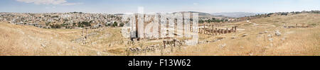 Panoramablick von der römischen Stadt Jerash in Jordanien. Featuring der Artemis-Tempel, das Forum, Zeus Tempel, Nymphäum, Neustadt Stockfoto