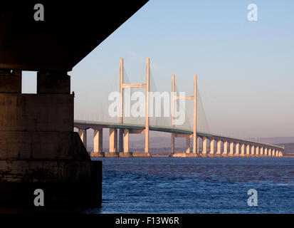 Die zweite Severn crossing Bridge, Autobahn M4, mit einem vollen Flut kurz nach Sonnenaufgang von Aust auf der englischen Seite des Flusses Severn, Großbritannien Stockfoto