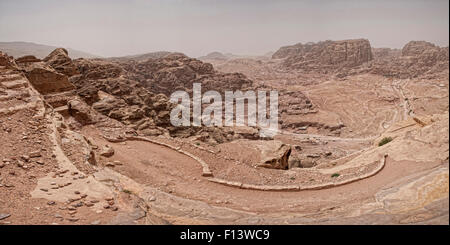 Panorama von Petra erschossen aus der Jabal al Khubtha Vantage zeigt das römische Theater, hoher Ort des Opfers & Haupttempel Stockfoto