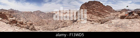 360° Panorama zeigt Wadi Musa (Moses-Tal) in Ma'an Governorate, Jordanien. Petras Ad Deir (das Kloster) ist sichtbar (rechts) Stockfoto