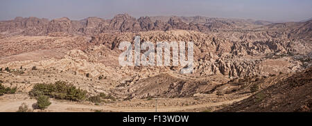 Panorama aufgenommen von Route 35 von Wadi Musa, die ganze Fläche von Petra einschließlich der nächsten Stadt (El Gi), Siq etc. Stockfoto