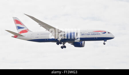 British Airways Boeing 787 Dreamliner G-ZBJE ins Land kommen am Flughafen London Heathrow LHR Stockfoto