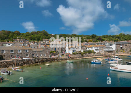 Angeln und Boote im Fischerort Mousehole Harbour Cornwall England Stockfoto