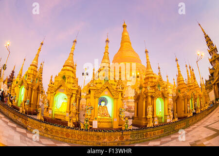 Swedagon Paya im Morgengrauen in Yangon, Myanmar. Stockfoto