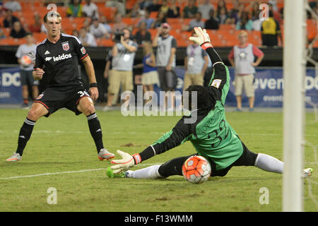 Washington, DC, USA. 25. August 2015. 20150825 - D.C. United nach vorne schlägt Conor Doyle (30) Montego Bay United F.C. Torhüter Jacomeno Barrett (32) für ein Ziel in der zweiten Hälfte der Concacaf Champions League-Gruppenphase im RFK Stadium in Washington übereinstimmen. United besiegt Montego Bay, 3-0. © Chuck Myers/ZUMA Draht/Alamy Live-Nachrichten Stockfoto