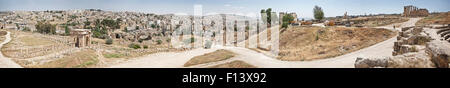 Panoramasicht auf die Römerstadt Jerash, Jordanien. Featuring den Norden Tetra-Pylon, Artemis-Tempel, Nymphäum & Nordtor Stockfoto