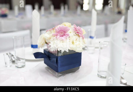 Hochzeitstafel mit Gerbera Blumenstrauß Stockfoto
