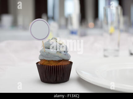 Cupcake mit Tischkarte auf Hochzeitstisch Stockfoto