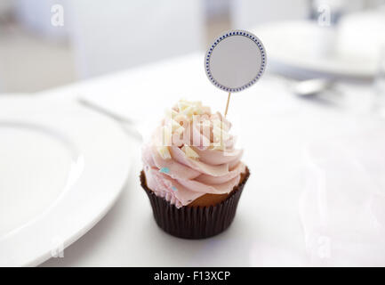 Cupcake mit Tischkarte auf Hochzeitstisch Stockfoto