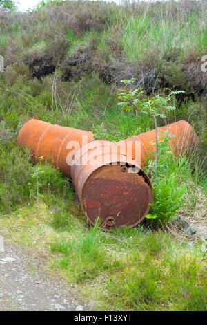 Gedumpten rostenden Stahl-Trommeln am Ausflugsort, UK Stockfoto