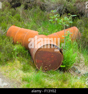 Gedumpten rostenden Stahl-Trommeln am Ausflugsort, UK Stockfoto