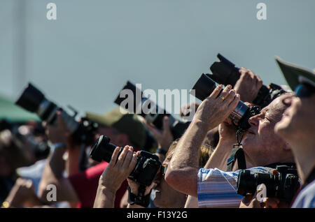 Eine Reihe von Fotografen in der Menge auf der Shoreham Airshow 2015. Kameras und Objektive. Spotter Stockfoto