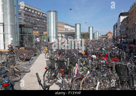 Wo ist mein Fahrrad? Hunderte von Fahrrädern geparkt auf der verkehrsreichste Bahnhof in Dänemark, Nørreport Station am Nørrevold in Kopenhagen, Dänemark. Stockfoto