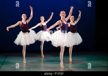 Vier 4 junge 14 15 16 jährige Teenager-Mädchen Student Ballett-Tänzer in Aberystwyth Arts Centre Tanzschule tanzen auf der Bühne in einer Adaption von JM Barrie Peter Pan. Wales UK Stockfoto