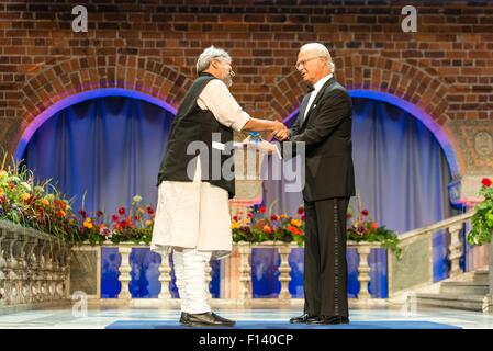 Stockholm, Schweden. 26. August 2015. Schwedischen König Carl XVI. Gustaf(R) präsentiert Preis Rajendra Singh, Preisträger des 2015 Stockholm Water Prize im Rathaus von Stockholm, in Stockholm, Schweden, am 26. August 2015. Rajendra Singh von Indien erhielt die 2015 Stockholm Water Prize "für seine innovative Wasser-Restaurationsarbeiten und zur"Verbesserung der Sicherung der Wasserversorgung im ländlichen Indien."© Shi Tiansheng/Xinhua/Alamy Live News Stockfoto